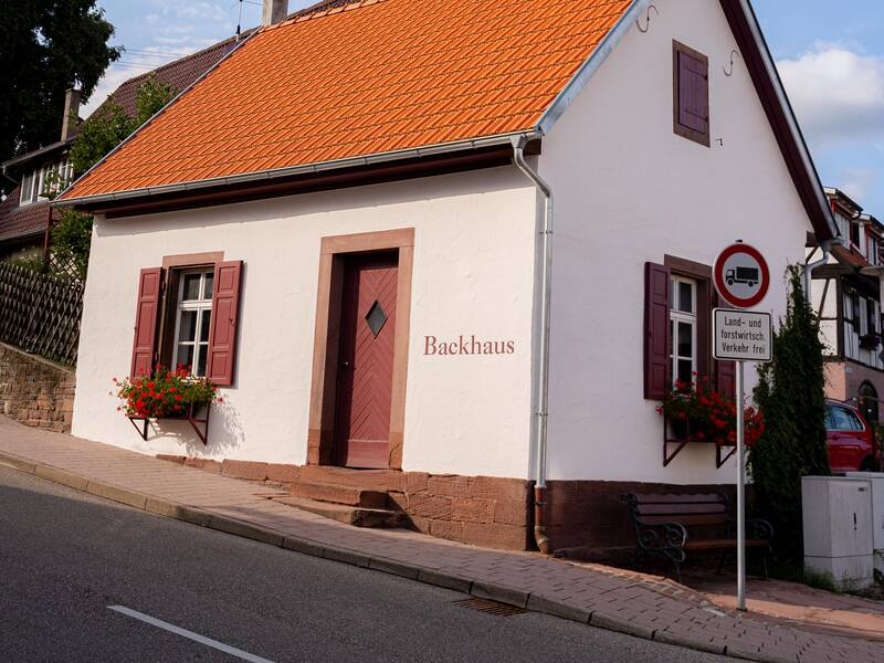 Ein kleines Haus mit der Aufschrift Backhaus.