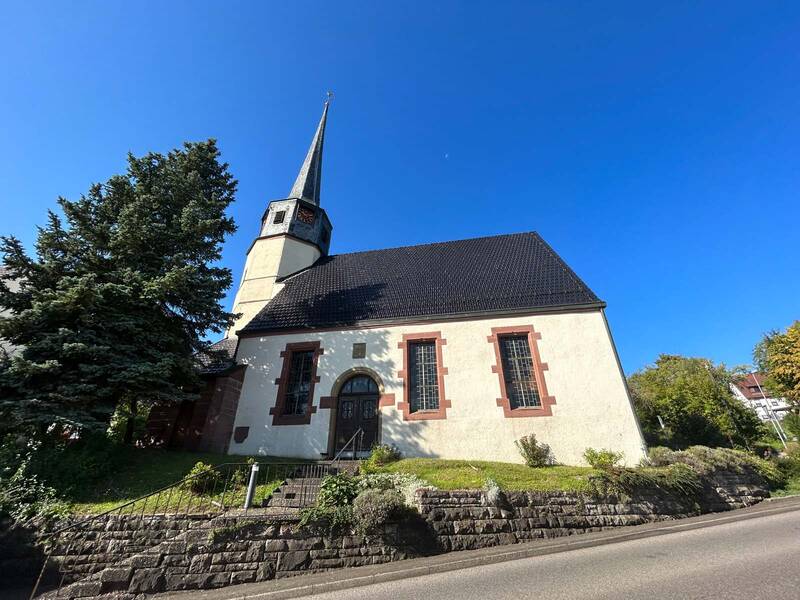 Eine Kirche vor blauem Himmel.