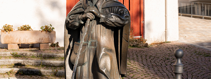 Eine Statue.
