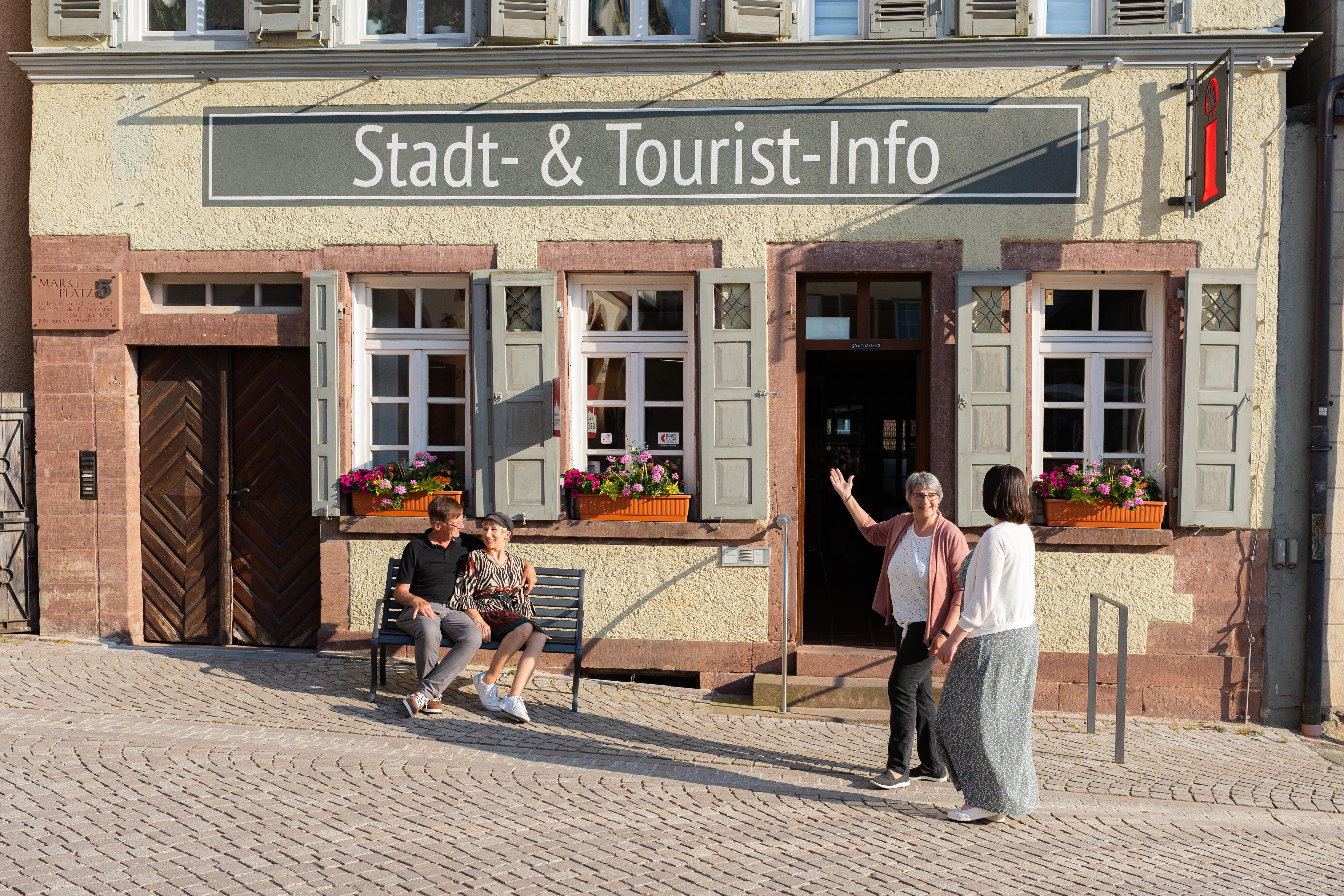 Viele Leute besuchen die Stadt- und Touristinformation.